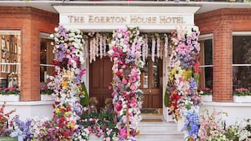 Vista frontal de la propiedad