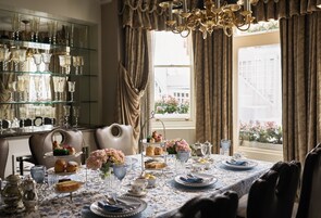 Breakfast, lunch and dinner served