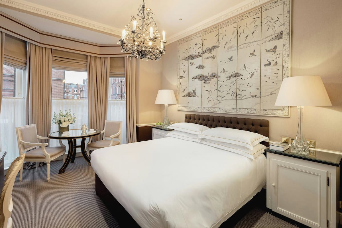 Deluxe Room (King/Twin) | Egyptian cotton sheets, premium bedding, down comforters, minibar