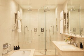 Suite (5) Victoria and Albert) - The Egerton House Hotel (London)