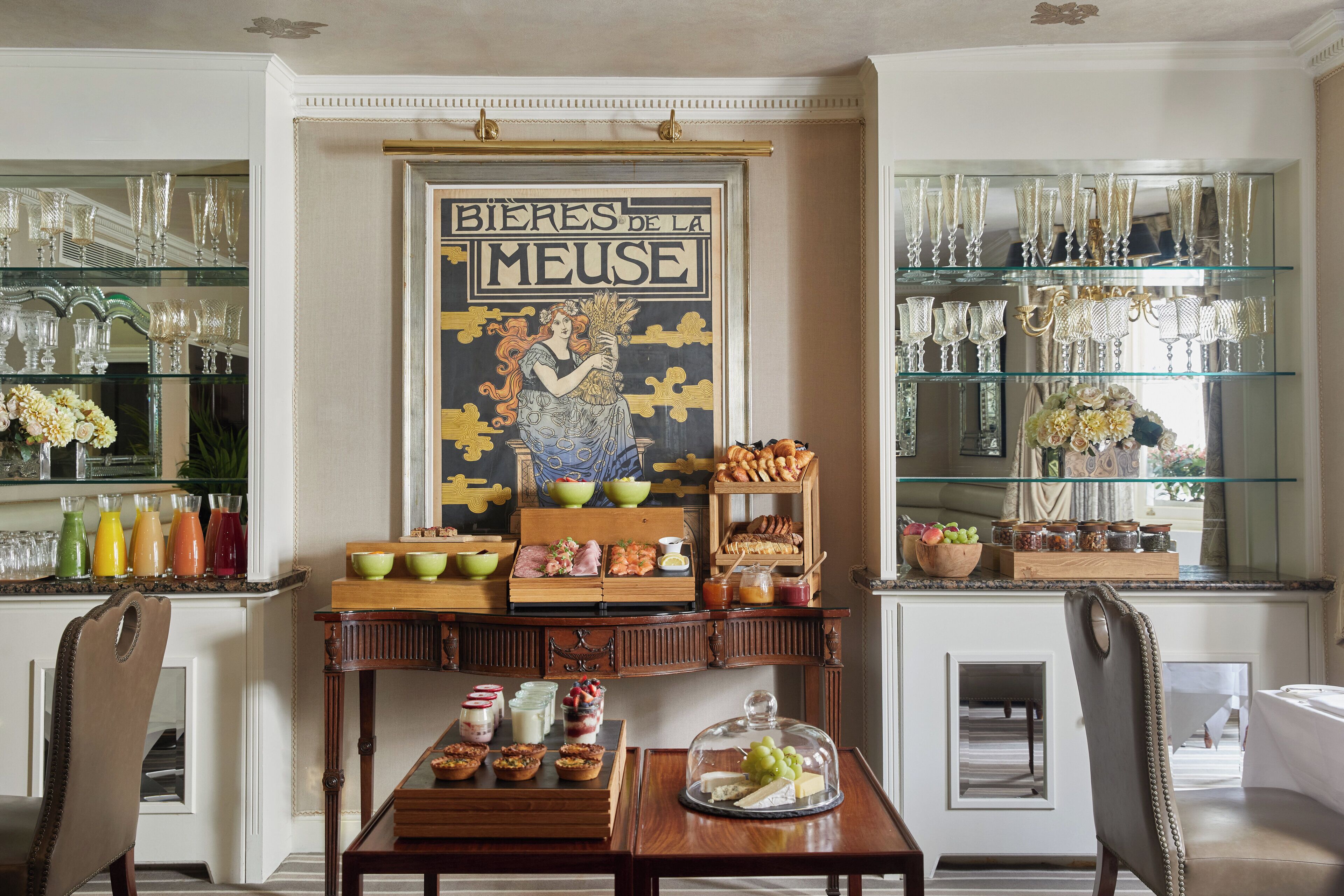 فطور إنجليزي يوميًا بتكلفة قدرها (44 GBP للشخص)