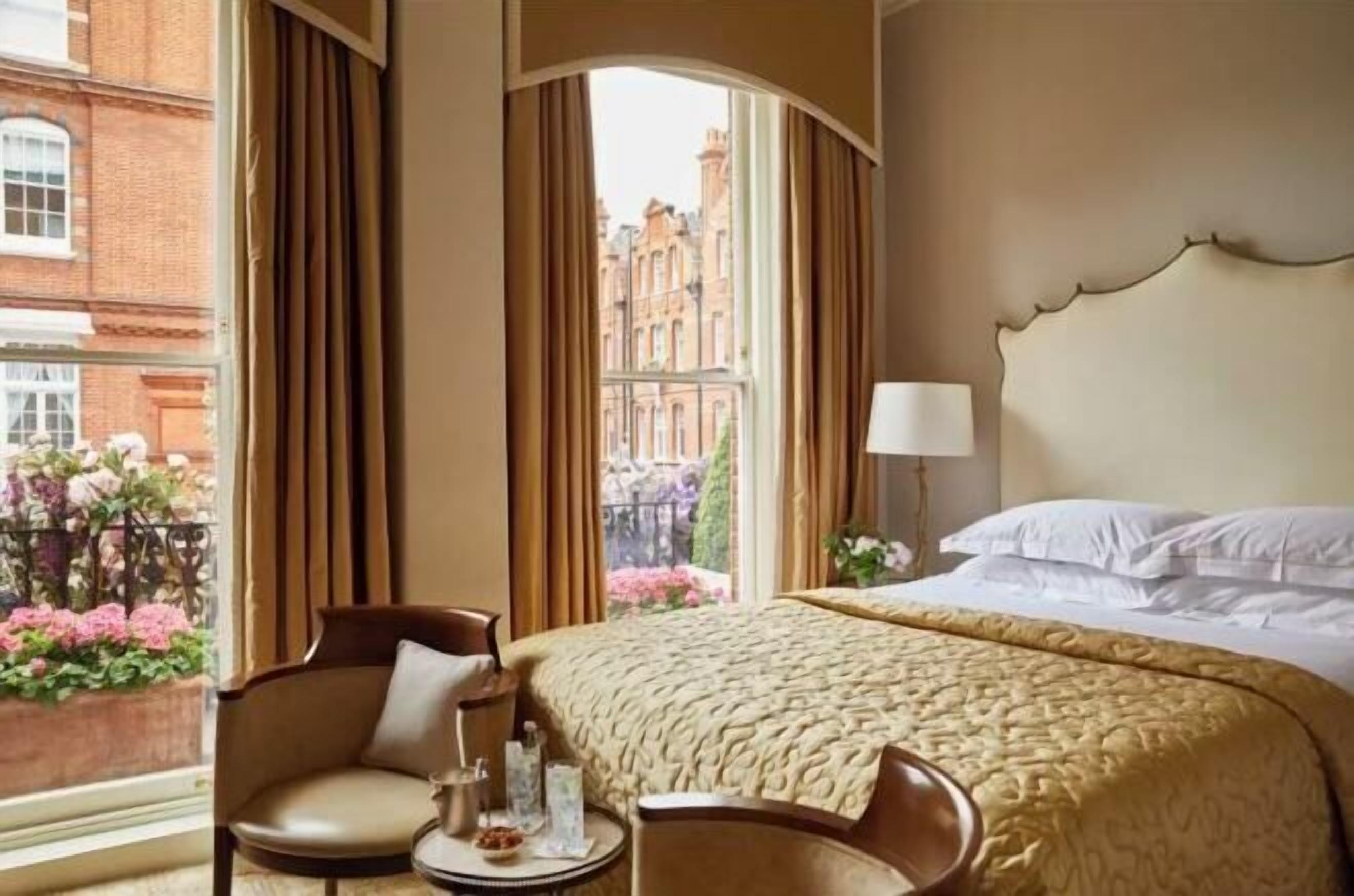 Egyptian cotton sheets, premium bedding, down comforters, minibar