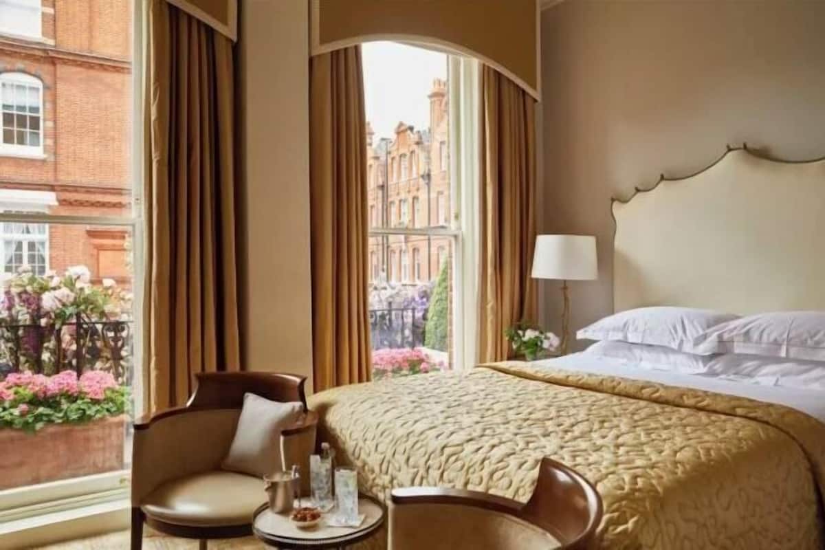 Egyptian cotton sheets, premium bedding, down duvets, minibar