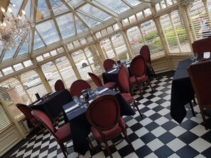 供应早餐、午餐和晚餐，花园景观