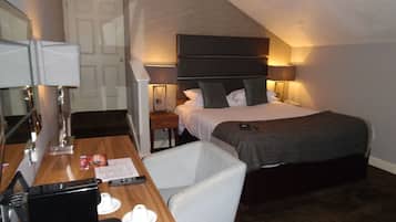Club Double Room | Hypo-allergenic bedding, individually decorated, individually furnished