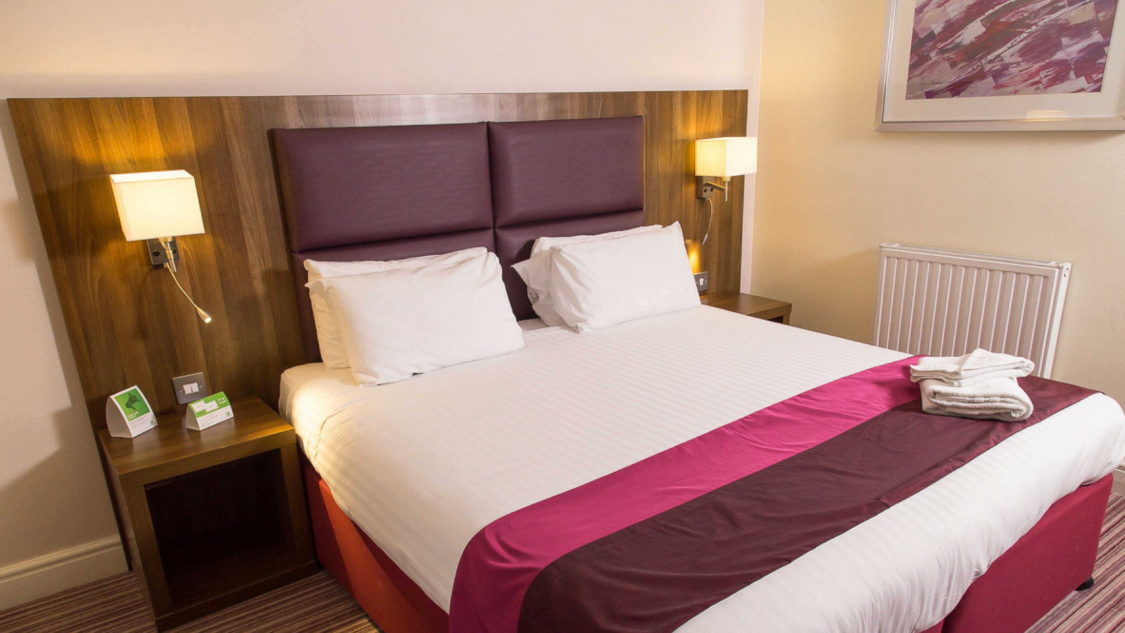 Schreibtisch, laptopgeeigneter Arbeitsplatz, Bügeleisen/Bügelbrett