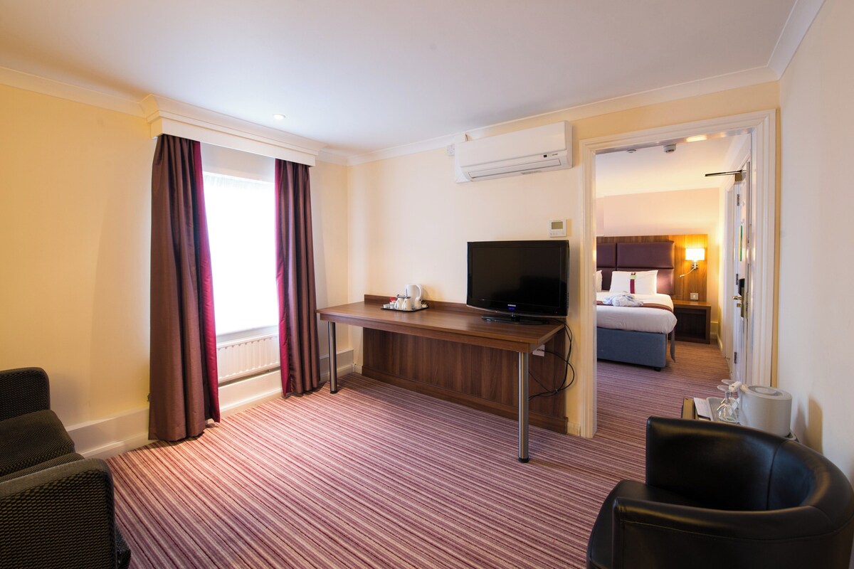 Suite, 1 kingsize bed met slaapbank | Een bureau, een laptopwerkplek, een strijkplank/strijkijzer