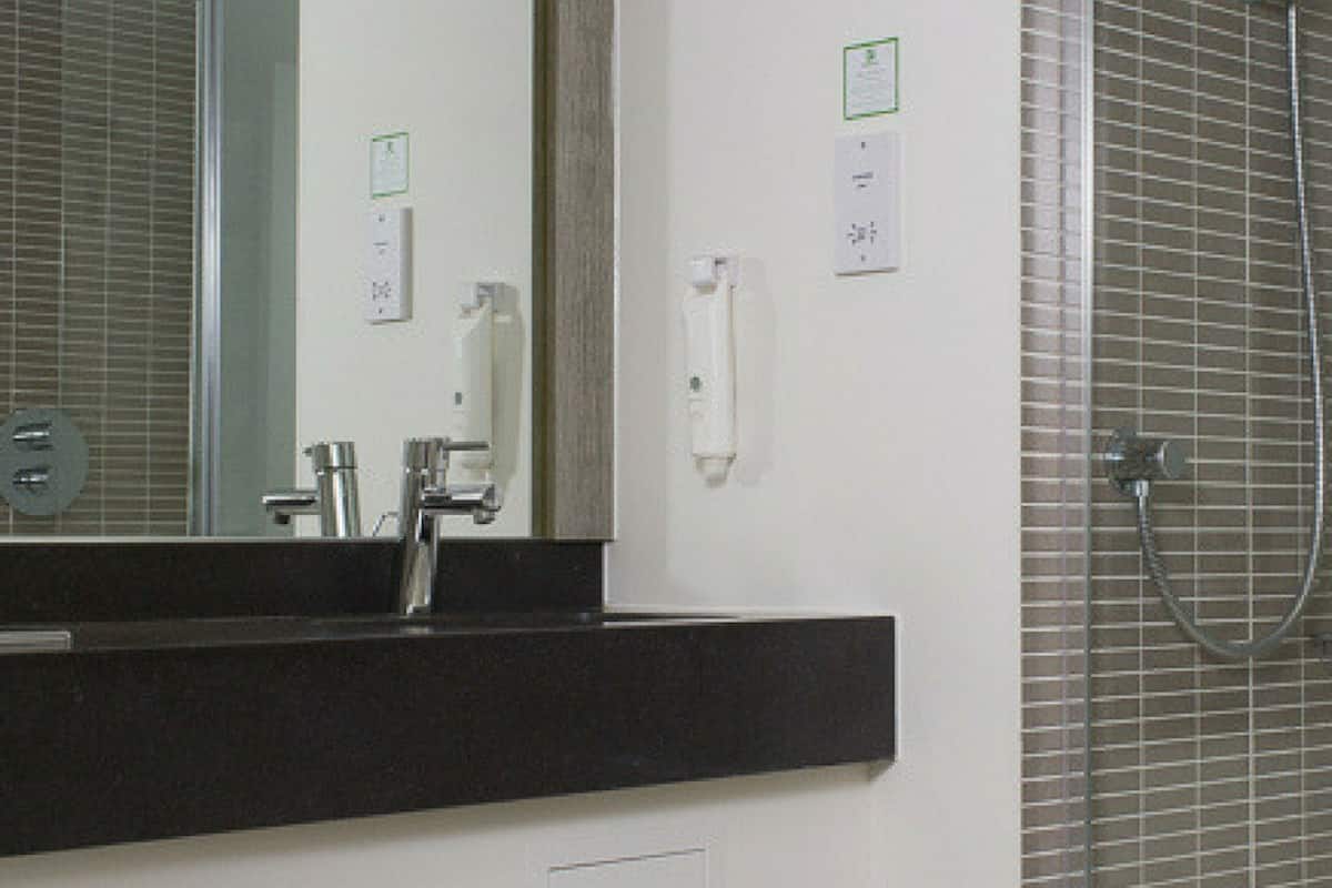 Amenidades de baño gratuitas, secadora de cabello, toallas, jabón