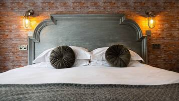 Chic Double Room | Premium bedding, desk, soundproofing, iron/ironing board