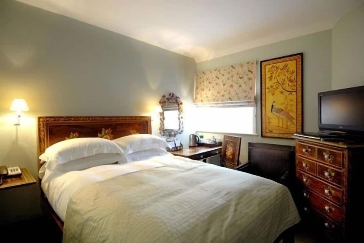 Premium-sengetøj, skrivebord, lydisolering, strygejern/strygebræt