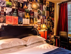 Chic Double Room | Premium bedding, desk, soundproofing, iron/ironing board - Elephant Hotel (Reading)