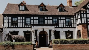 Un edificio de estilo Tudor tradicional con un letrero que dice "The Elephant at Pangbourne".