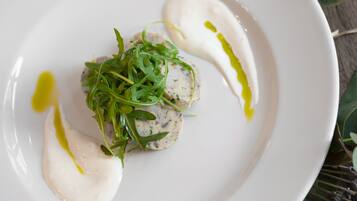 Café da manhã completo diário (GBP 17.50 por pessoa)