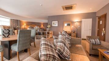 Junior Suite, 1 Queen Bed | Living area