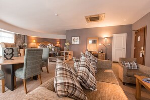 Junior Suite, 1 Queen Bed | Living area - Everglades Hotel (Londonderry)