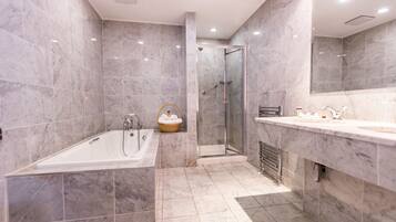 Artículos de higiene personal gratuitos, secador de pelo y toallas