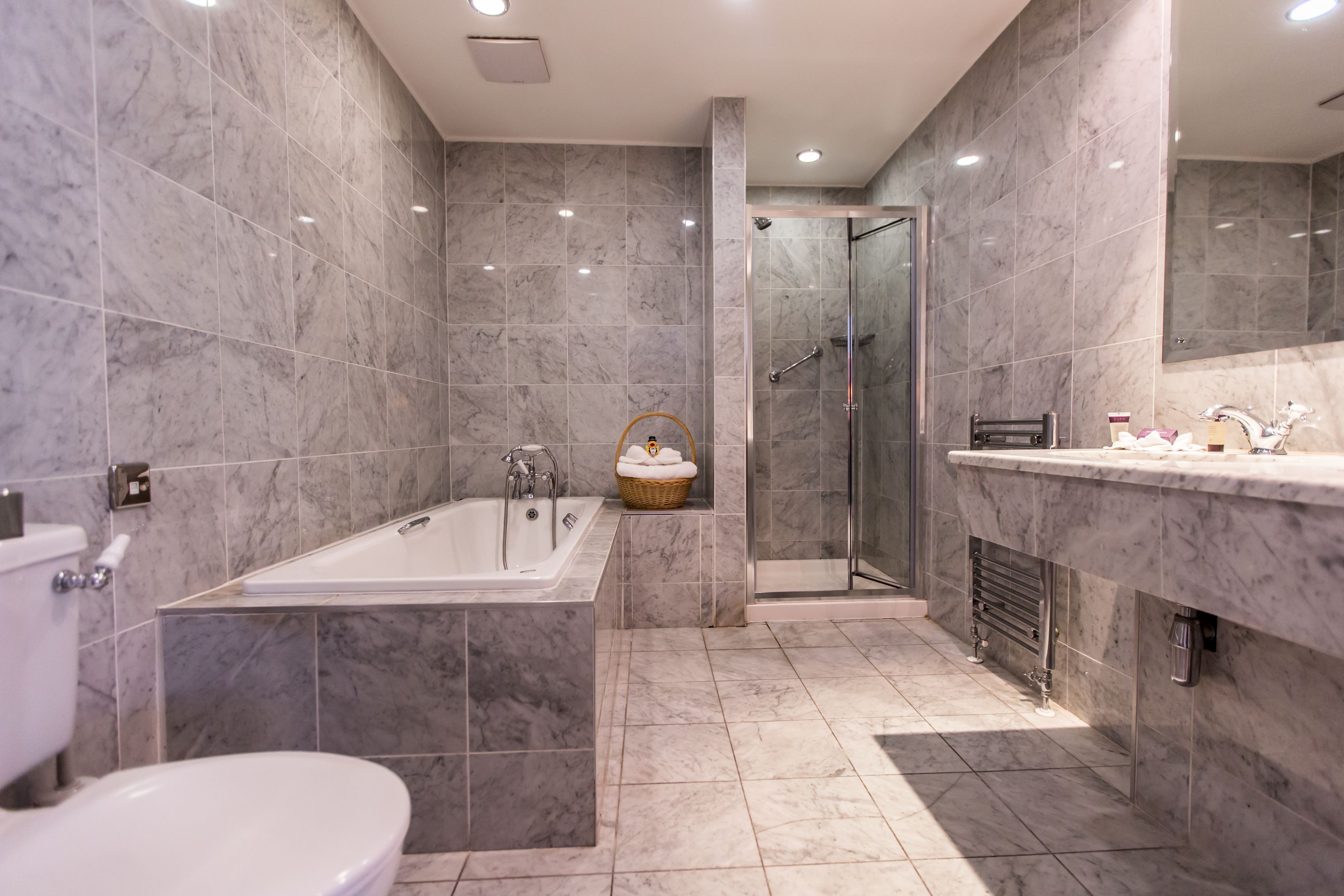 junior suite, 1 queen bed | bathroom | free toiletries, hair dryer, towels