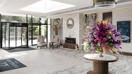 Reception hall. Everglades Hotel