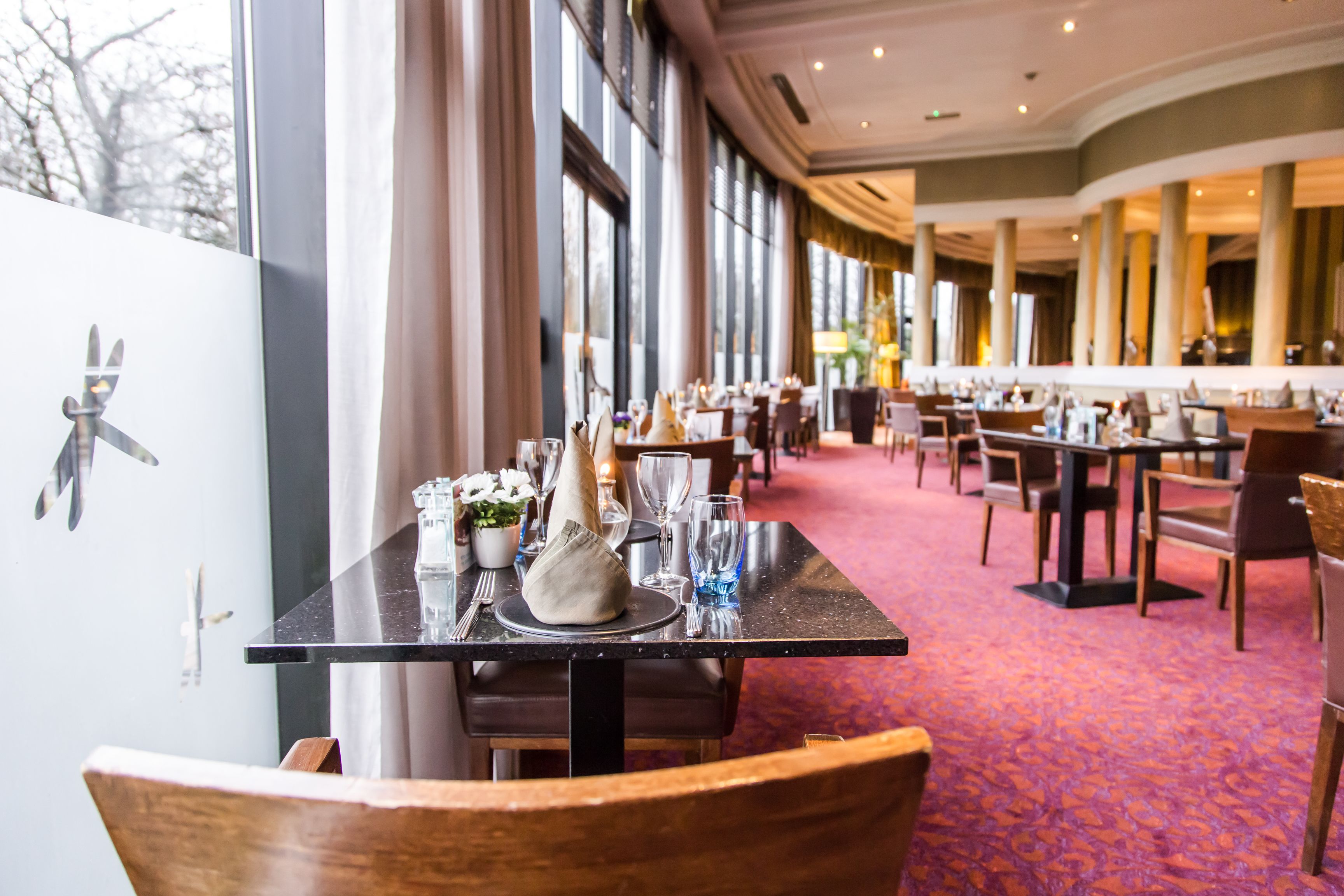 2 restaurants, breakfast served