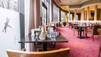 2 restaurantes; se sirve desayuno, almuerzo, cena y brunch