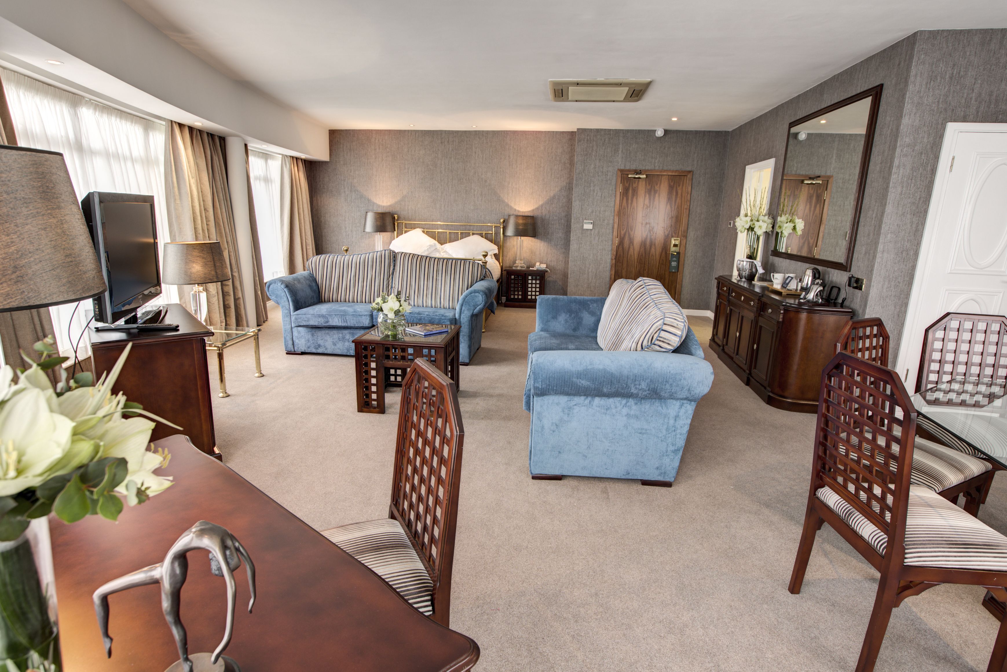 in-room safe, desk, laptop workspace, blackout curtains