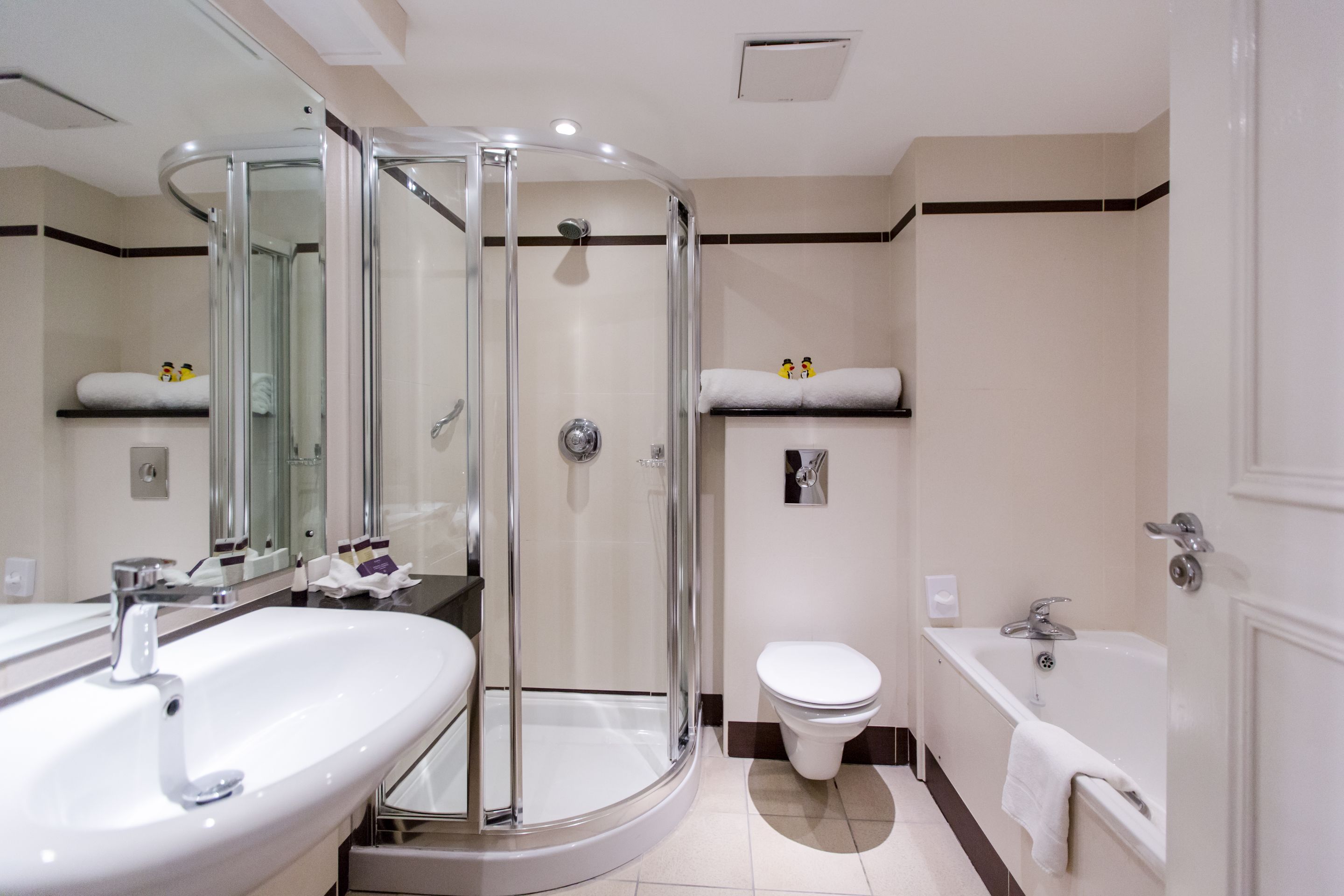 junior suite, 1 queen bed | bathroom | free toiletries, hair dryer, towels