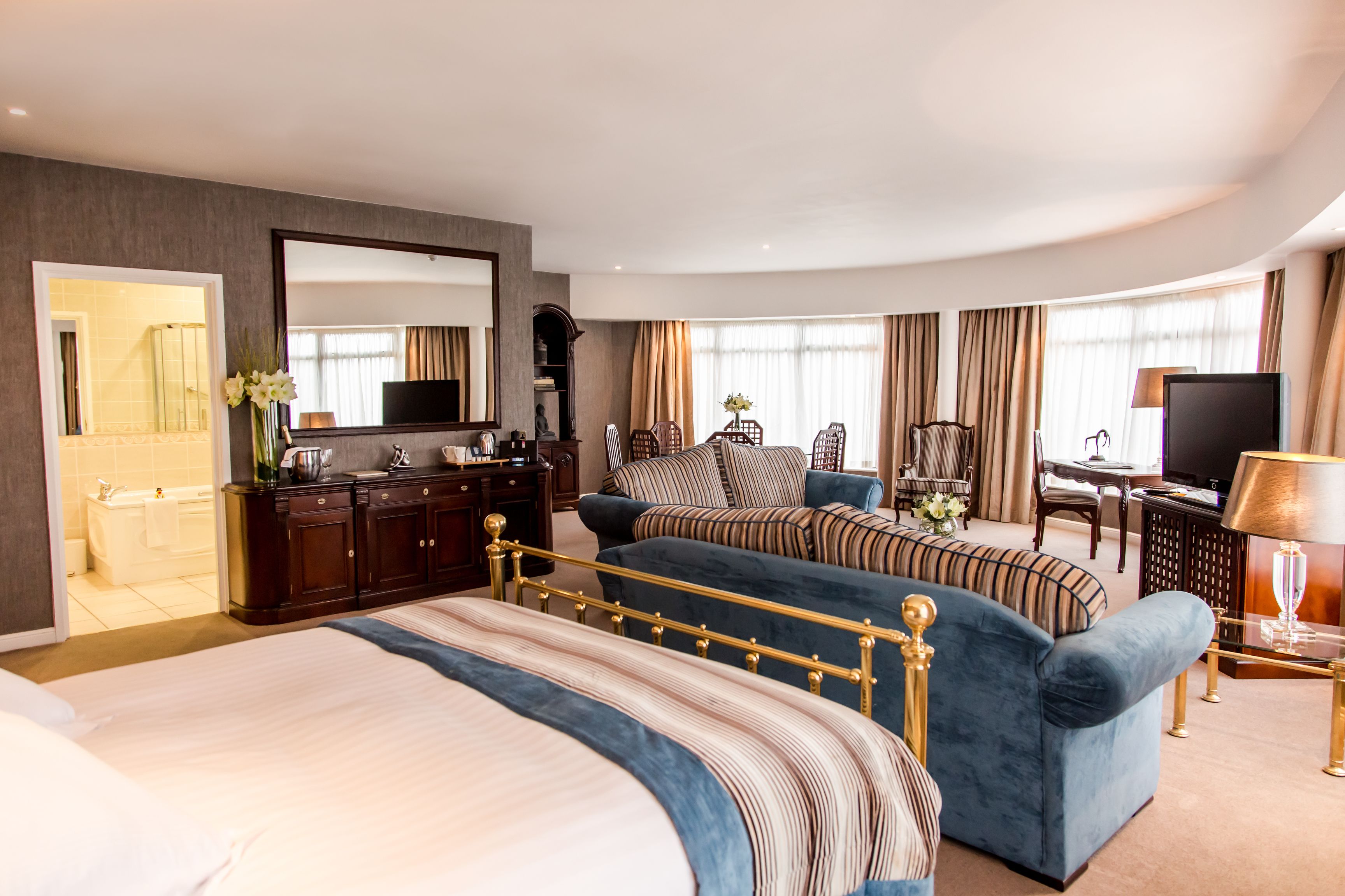 junior suite, 1 queen bed | in-room safe, desk, laptop workspace, blackout curtains