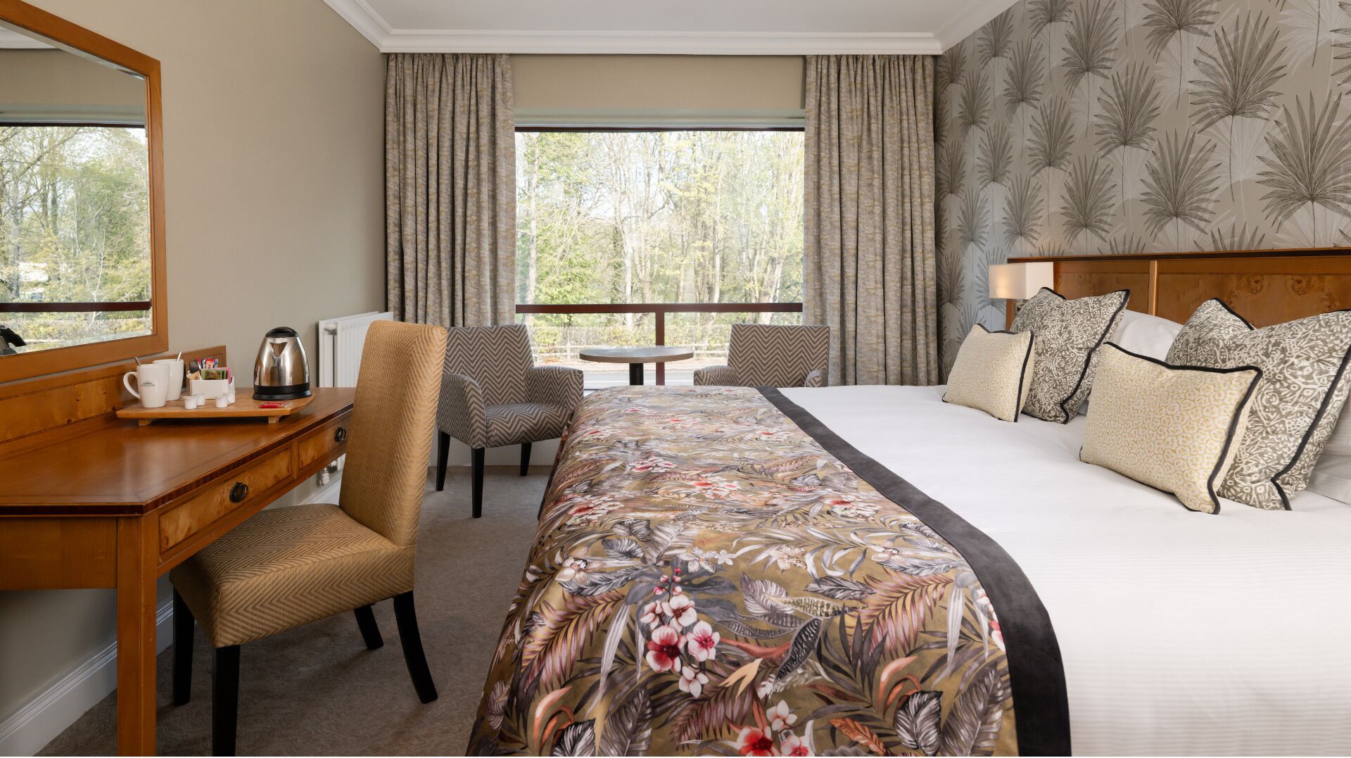 Executive Double Room, 1 King Bed | In-room safe, desk, laptop workspace, blackout drapes