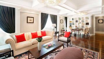 Opera wing, Grand Prestige Suite with Club Privileges and Benefits, King Bed | 1 quarto, roupas de cama premium, edredons de pluma