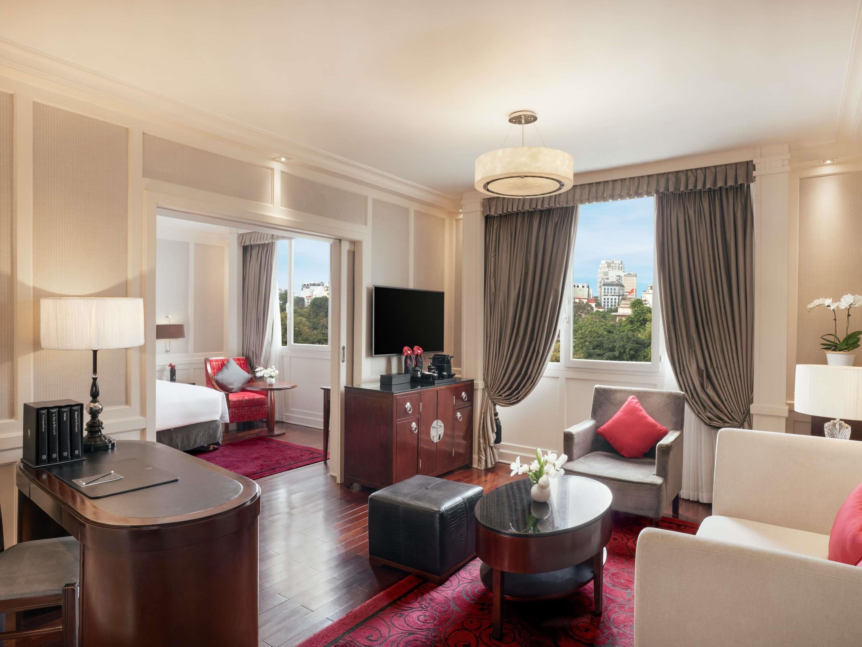 Opera Wing, Prestige Suite with Club Privileges and Benefits, King Bed | 고급 침구, 오리/거위털 이불, 필로우탑 침대, 미니바