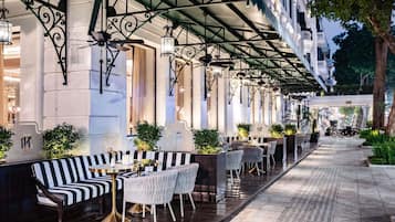 3 bars/lounges, poolside bar