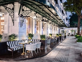 3 bars/lounges, poolside bar