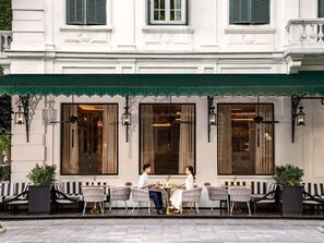 3 bars/lounges, poolside bar - Sofitel Legend Metropole Hanoi (Hanoi)