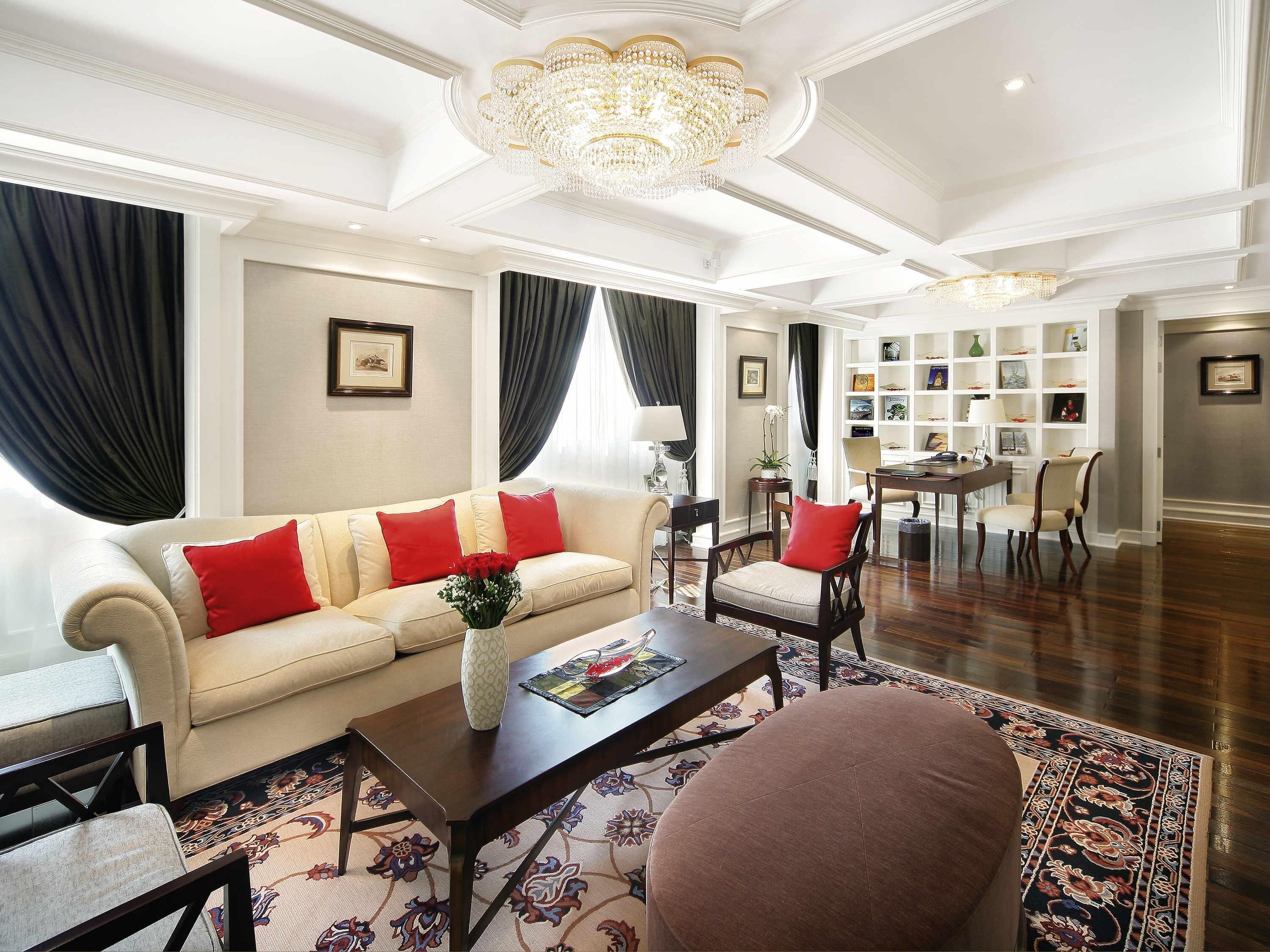 Opera wing, Grand Prestige Suite with Club Privileges and Benefits, King Bed | Hochwertige Bettwaren, Daunenbettdecken, Pillowtop-Betten, Minibar