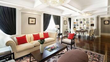 Opera wing, Grand Prestige Suite with Club Privileges and Benefits, King Bed | Hochwertige Bettwaren, Daunenbettdecken, Pillowtop-Betten, Minibar