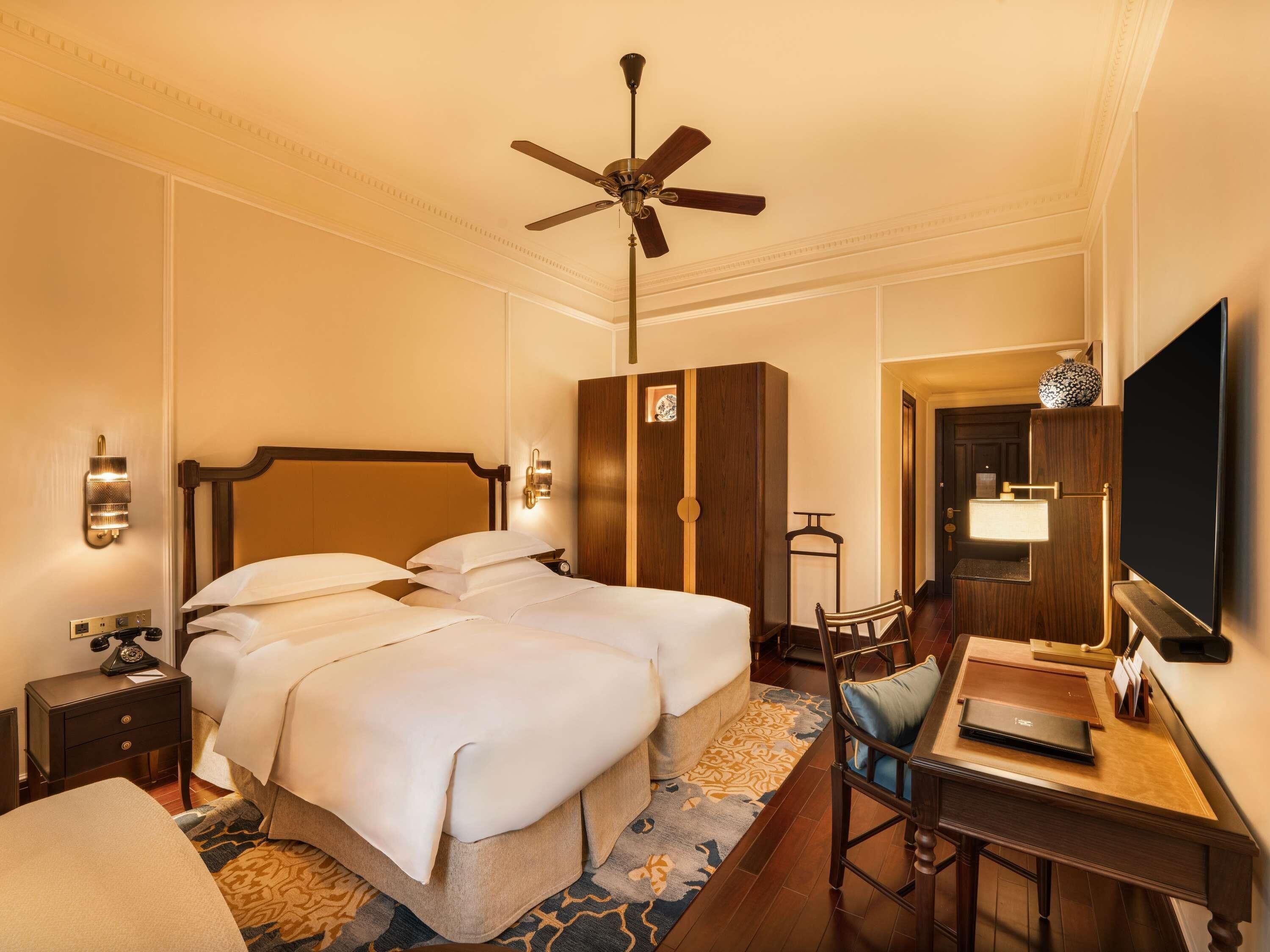 Heritage Wing, Grand Luxury Room with Metropole Privileges and Benefits, Twin Beds | Roupas de cama premium, edredons de pluma, camas com colchões pillow-top