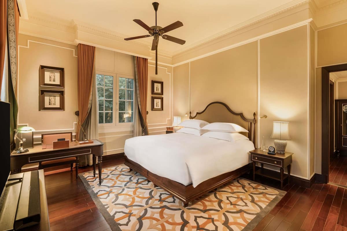  Heritage wing, Charlie Chaplin Suite with Metropole Privileges and Benefits, King Bed | 고급 침구, 오리/거위털 이불, 필로우탑 침대, 미니바