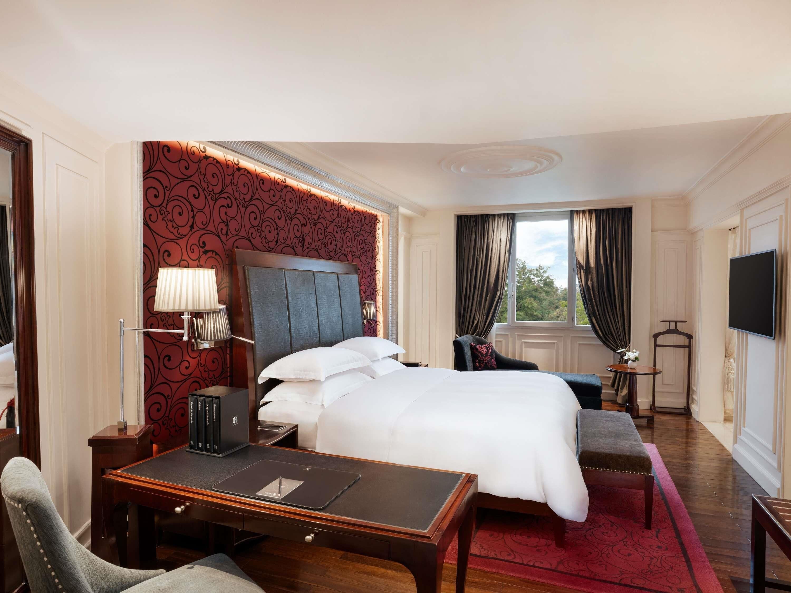 Opera wing, Grand Premium room with Club privileges and benefits, King bed | 고급 침구, 오리/거위털 이불, 필로우탑 침대, 미니바