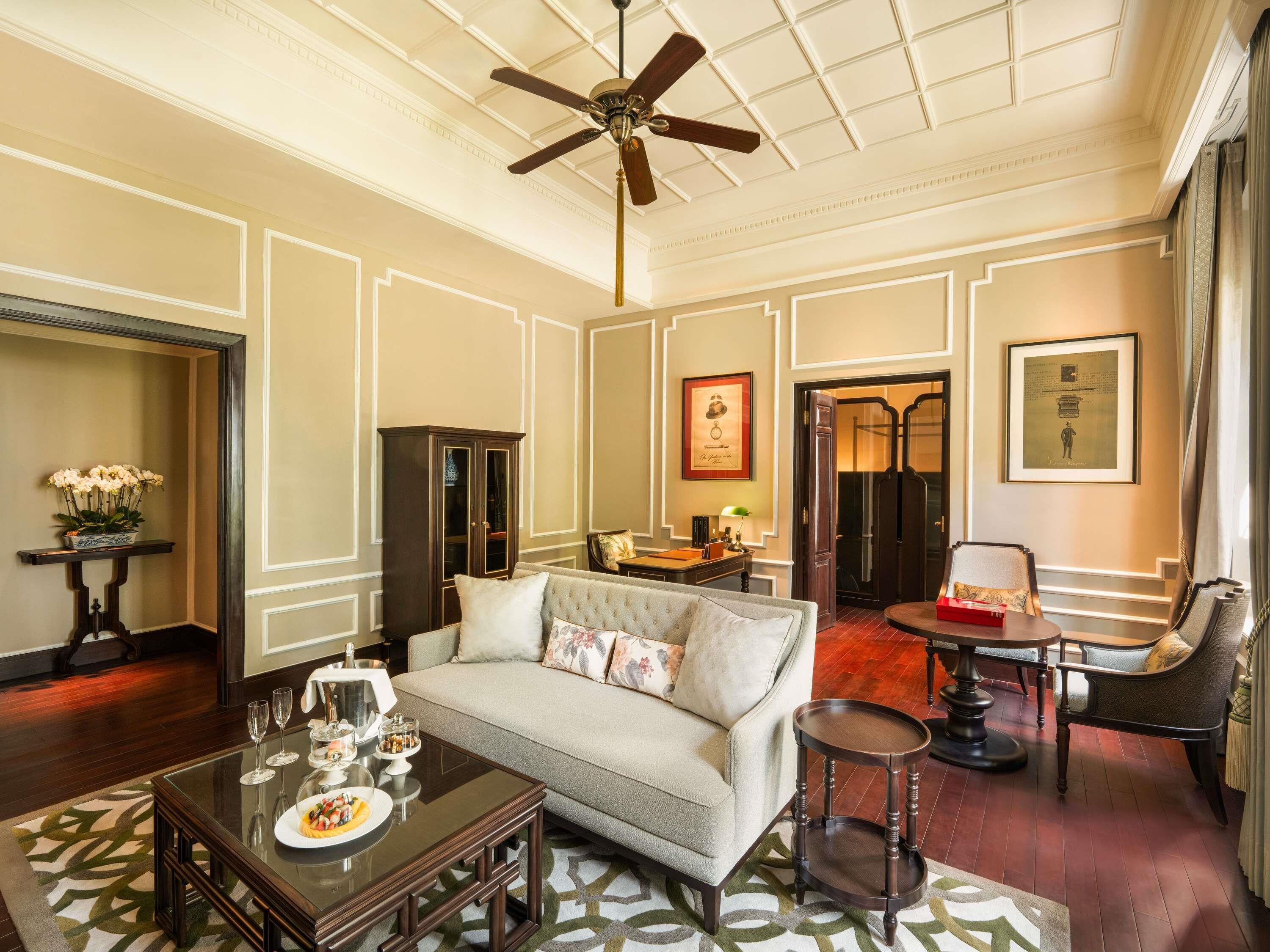 Heritage wing, Somerset Maugham Suite with Metropole Privileges and Benefits, King Bed | Literie de qualité supérieure, couette en duvet d'oie, surmatelas