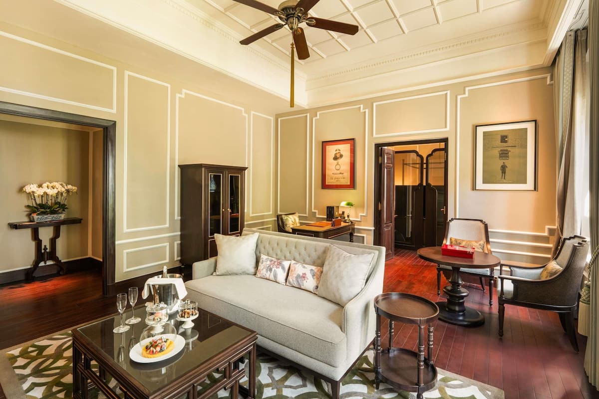 Heritage wing, Somerset Maugham Suite with Metropole Privileges and Benefits, King Bed | Literie de qualité supérieure, couette en duvet d'oie, surmatelas