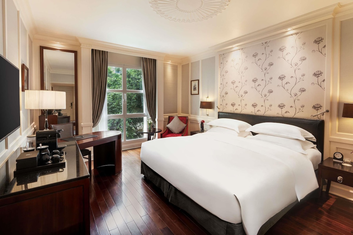 Premium bedding, down comforters, pillowtop beds, minibar