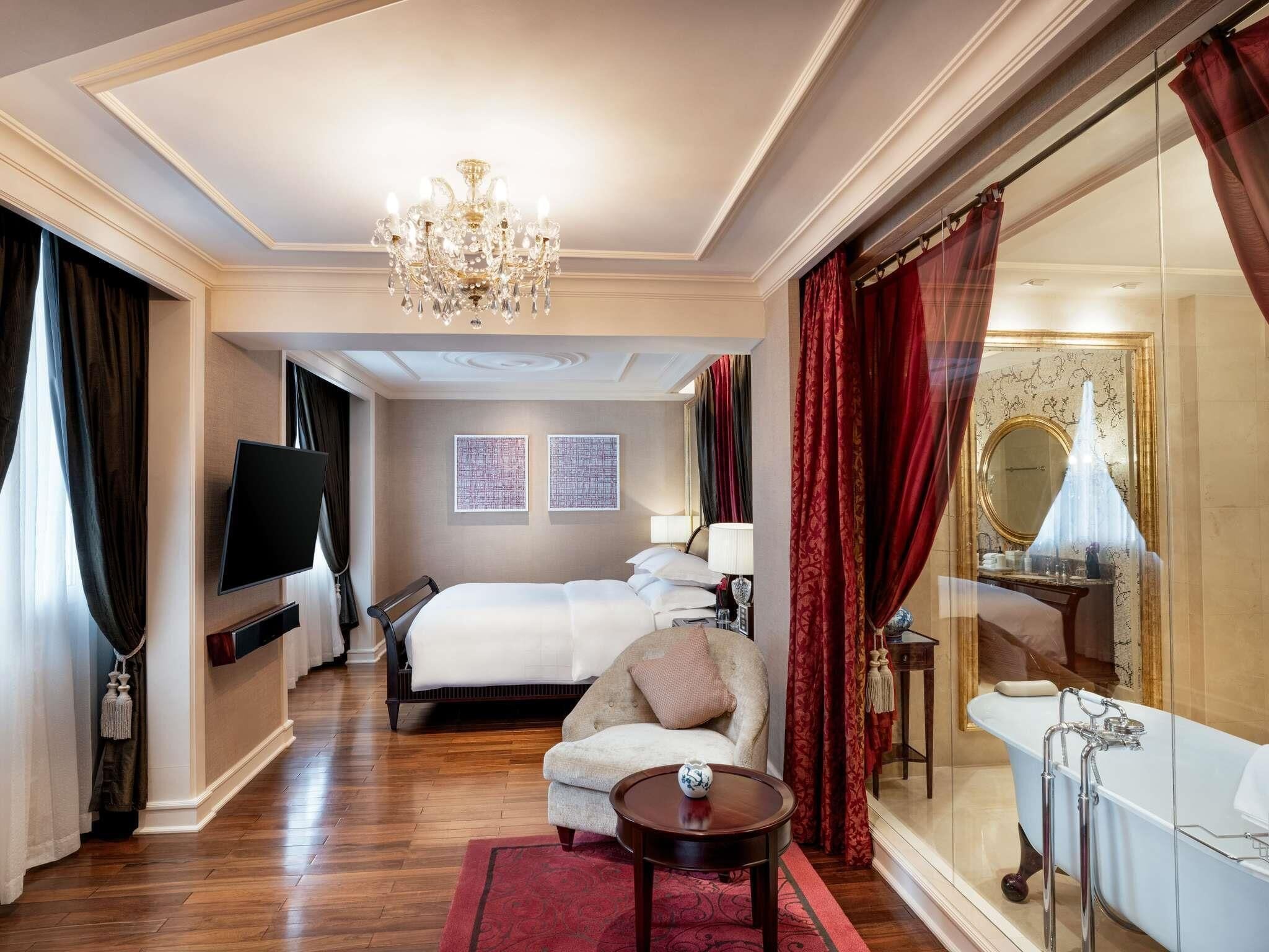 Opera wing, Grand Prestige Suite with Club Privileges and Benefits, King Bed | 고급 침구, 오리/거위털 이불, 필로우탑 침대, 미니바