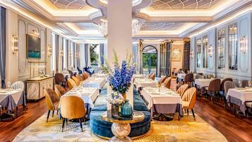 3 restaurants; breakfast, lunch, dinner and brunch served