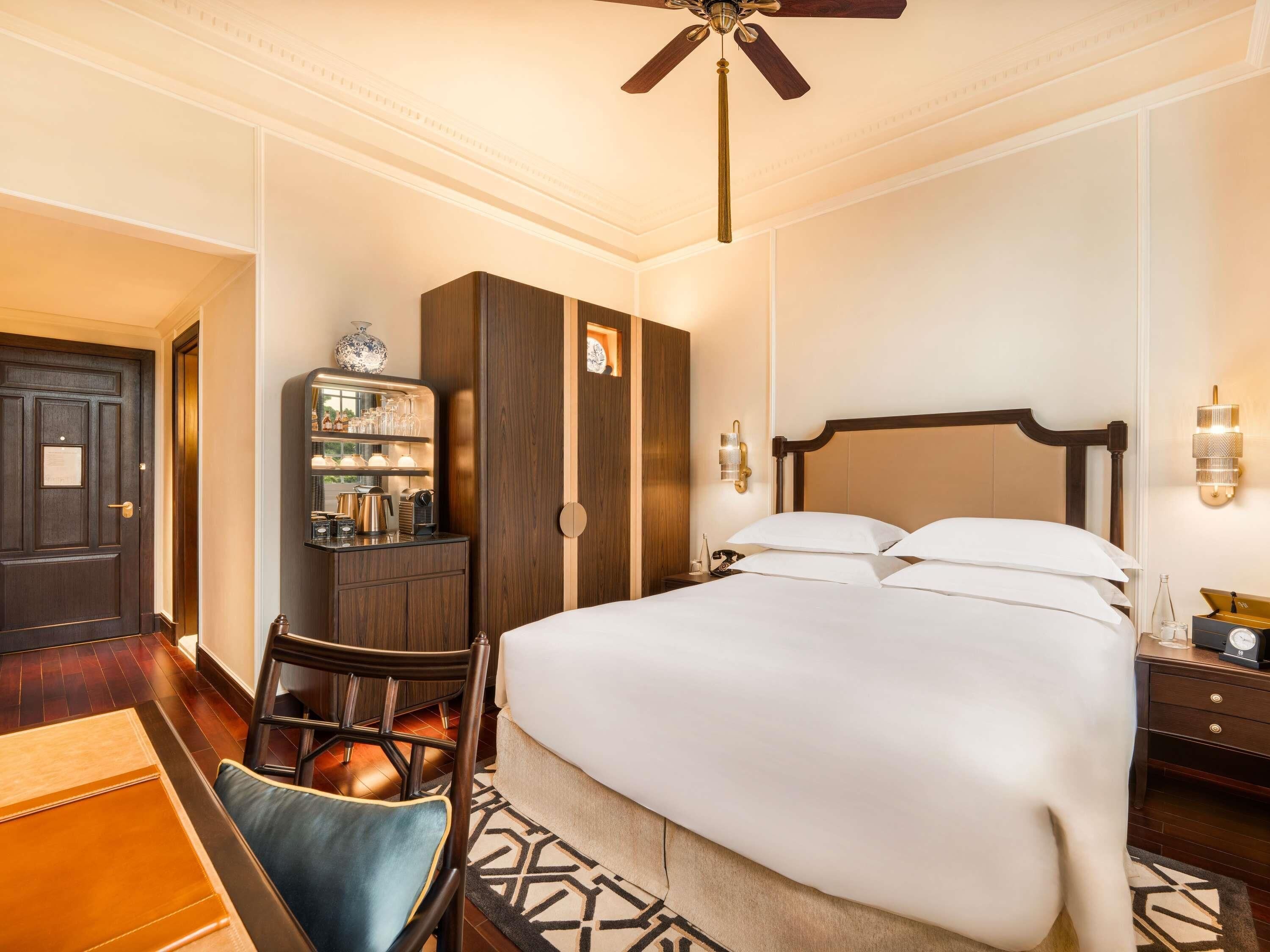 Heritage wing, Luxury room, Queen bed | 고급 침구, 오리/거위털 이불, 필로우탑 침대, 미니바