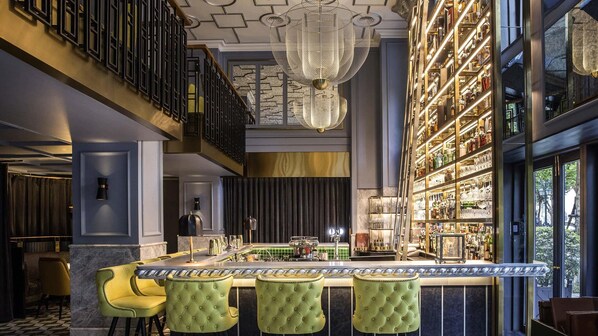 3 restaurants, breakfast served