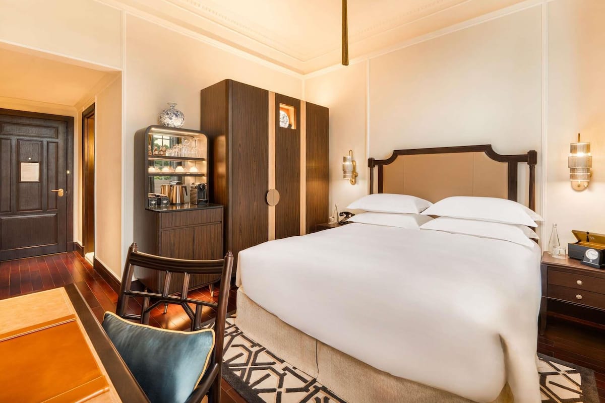 Heritage wing, Luxury room, Queen bed | Premium bedding, down comforters, pillowtop beds, minibar