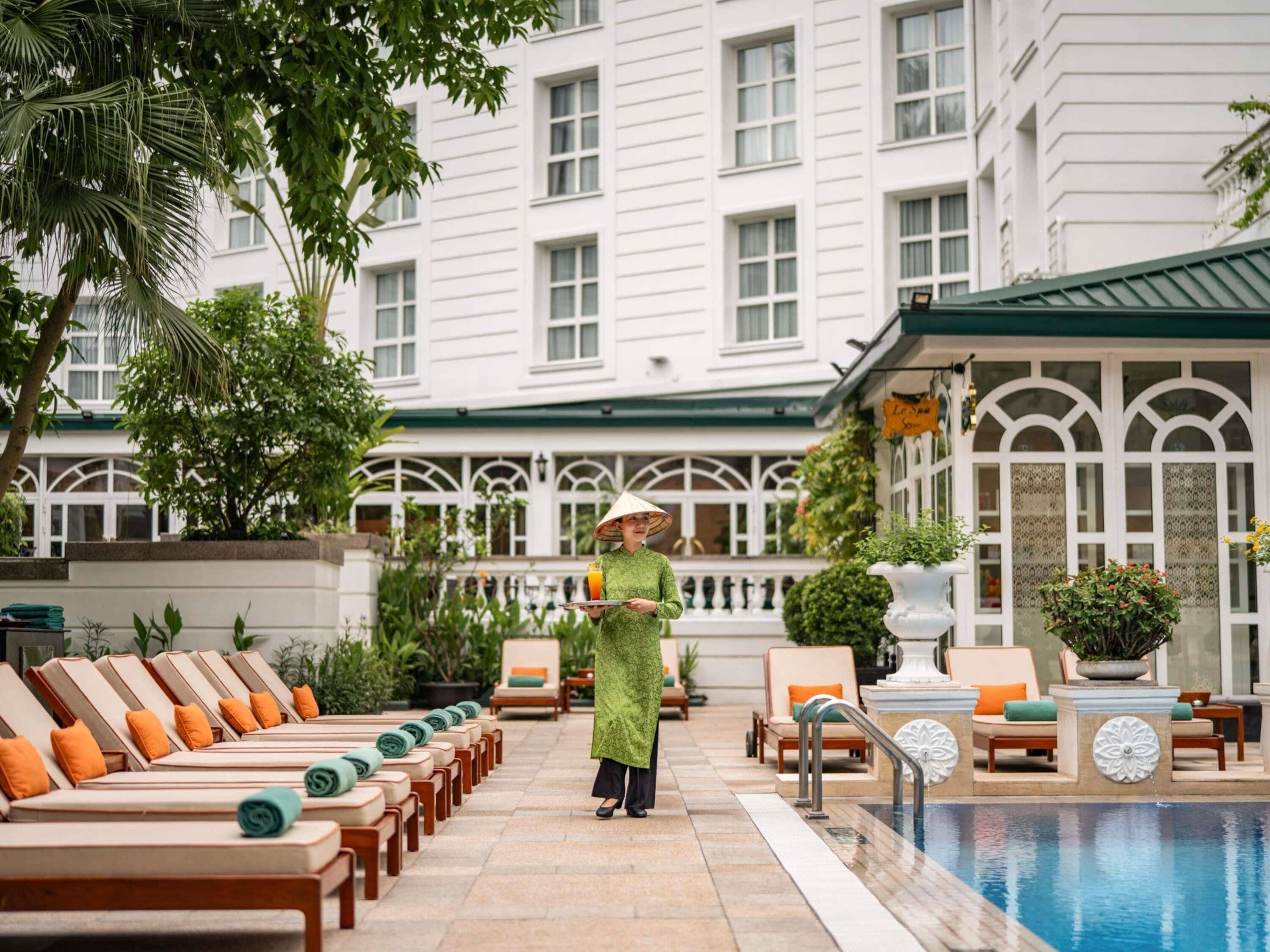 3 bars/lounges, poolside bar