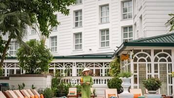 3 bars/lounges, poolside bar