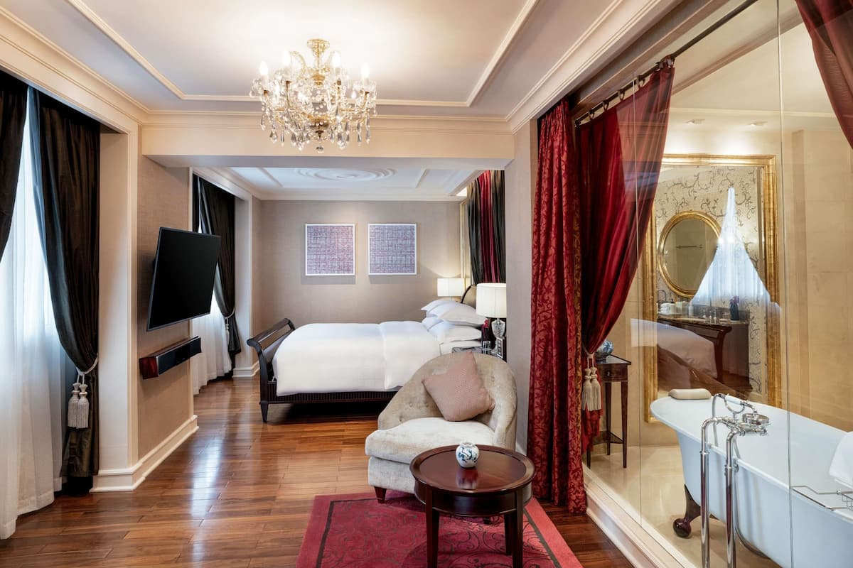 Opera wing, Grand Prestige Suite with Club Privileges and Benefits, King Bed | 고급 침구, 오리/거위털 이불, 필로우탑 침대, 미니바