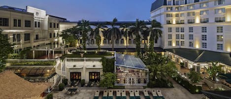 Kolam renang outdoor, dengan payung kolam renang dan kursi berjemur